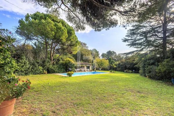 Propriété de caractère avec piscine, à vendre à Mougins.