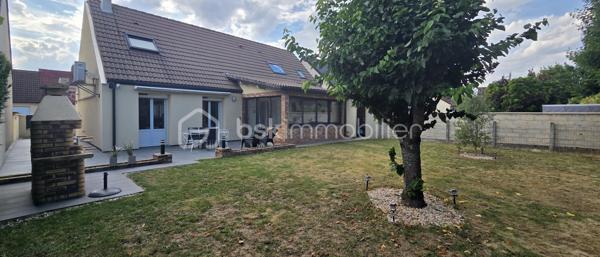 Située au fond d’une impasse résidentielle particulièrement paisible, découvrez cette maison indépendante familiale de 159 m² au sol. Elle offre une configuration idéale et un confort de vie total, à seulement quelques minutes à pied du centre commercial Carrefour, des commerces, des écoles et des accès rapides aux axes N4, A4 et Francilienne. Le rez-de-chaussée s’ouvre sur une entrée menant à un vaste salon-séjour traversant et très lumineux, avec un accès direct vers la terrasse et le jardin sans vis-à-vis. La cuisine indépendante communique avec une agréable véranda, offrant un potentiel d’agrandissement. Ce niveau dispose également d’une chambre, d’une salle d’eau moderne avec double vasque, d’un WC indépendant et d’un accès intérieur au garage. 
L'étage distribue quatre chambres confortables, incluant une vaste suite ainsi qu’un espace modulable en enfilade, parfait pour créer un bureau, une salle de jeux ou un dressing sur mesure. Une salle de bain avec double vasque ainsi qu’un WC séparé complètent ce niveau.
Cette maison ne se contente pas d'offrir de beaux volumes ; elle bénéficie de prestations de premier choix garantissant un confort thermique optimal, vous profiterez ainsi d'équipements récents et qualitatifs : pompe à chaleur réversible Daikin, ballon thermodynamique, volets roulants solaires, ainsi qu'une isolation thermique extérieure et des combles parfaitement réalisée. À l'extérieur, le cadre est tout aussi soigné avec des aménagements refaits à neuf. Le jardin, véritable atout sans aucun vis-à-vis et idéalement orienté, vous invite à savourer pleinement les beaux jours dans un environnement calme et privilégié