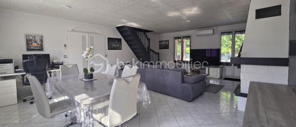 Située au fond d’une impasse résidentielle particulièrement paisible, découvrez cette maison indépendante familiale de 159 m² au sol. Elle offre une configuration idéale et un confort de vie total, à seulement quelques minutes à pied du centre commercial Carrefour, des commerces, des écoles et des accès rapides aux axes N4, A4 et Francilienne. Le rez-de-chaussée s’ouvre sur une entrée menant à un vaste salon-séjour traversant et très lumineux, avec un accès direct vers la terrasse et le jardin sans vis-à-vis. La cuisine indépendante communique avec une agréable véranda, offrant un potentiel d’agrandissement. Ce niveau dispose également d’une chambre, d’une salle d’eau moderne avec double vasque, d’un WC indépendant et d’un accès intérieur au garage. 
L'étage distribue quatre chambres confortables, incluant une vaste suite ainsi qu’un espace modulable en enfilade, parfait pour créer un bureau, une salle de jeux ou un dressing sur mesure. Une salle de bain avec double vasque ainsi qu’un WC séparé complètent ce niveau.
Cette maison ne se contente pas d'offrir de beaux volumes ; elle bénéficie de prestations de premier choix garantissant un confort thermique optimal, vous profiterez ainsi d'équipements récents et qualitatifs : pompe à chaleur réversible Daikin, ballon thermodynamique, volets roulants solaires, ainsi qu'une isolation thermique extérieure et des combles parfaitement réalisée. À l'extérieur, le cadre est tout aussi soigné avec des aménagements refaits à neuf. Le jardin, véritable atout sans aucun vis-à-vis et idéalement orienté, vous invite à savourer pleinement les beaux jours dans un environnement calme et privilégié