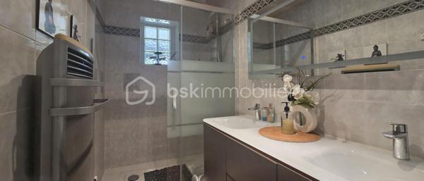 Située au fond d’une impasse résidentielle particulièrement paisible, découvrez cette maison indépendante familiale de 159 m² au sol. Elle offre une configuration idéale et un confort de vie total, à seulement quelques minutes à pied du centre commercial Carrefour, des commerces, des écoles et des accès rapides aux axes N4, A4 et Francilienne. Le rez-de-chaussée s’ouvre sur une entrée menant à un vaste salon-séjour traversant et très lumineux, avec un accès direct vers la terrasse et le jardin sans vis-à-vis. La cuisine indépendante communique avec une agréable véranda, offrant un potentiel d’agrandissement. Ce niveau dispose également d’une chambre, d’une salle d’eau moderne avec double vasque, d’un WC indépendant et d’un accès intérieur au garage. 
L'étage distribue quatre chambres confortables, incluant une vaste suite ainsi qu’un espace modulable en enfilade, parfait pour créer un bureau, une salle de jeux ou un dressing sur mesure. Une salle de bain avec double vasque ainsi qu’un WC séparé complètent ce niveau.
Cette maison ne se contente pas d'offrir de beaux volumes ; elle bénéficie de prestations de premier choix garantissant un confort thermique optimal, vous profiterez ainsi d'équipements récents et qualitatifs : pompe à chaleur réversible Daikin, ballon thermodynamique, volets roulants solaires, ainsi qu'une isolation thermique extérieure et des combles parfaitement réalisée. À l'extérieur, le cadre est tout aussi soigné avec des aménagements refaits à neuf. Le jardin, véritable atout sans aucun vis-à-vis et idéalement orienté, vous invite à savourer pleinement les beaux jours dans un environnement calme et privilégié