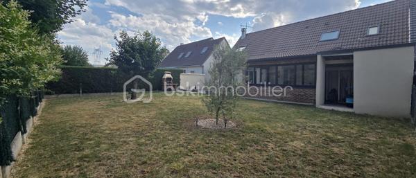 Située au fond d’une impasse résidentielle particulièrement paisible, découvrez cette maison indépendante familiale de 159 m² au sol. Elle offre une configuration idéale et un confort de vie total, à seulement quelques minutes à pied du centre commercial Carrefour, des commerces, des écoles et des accès rapides aux axes N4, A4 et Francilienne. Le rez-de-chaussée s’ouvre sur une entrée menant à un vaste salon-séjour traversant et très lumineux, avec un accès direct vers la terrasse et le jardin sans vis-à-vis. La cuisine indépendante communique avec une agréable véranda, offrant un potentiel d’agrandissement. Ce niveau dispose également d’une chambre, d’une salle d’eau moderne avec double vasque, d’un WC indépendant et d’un accès intérieur au garage. 
L'étage distribue quatre chambres confortables, incluant une vaste suite ainsi qu’un espace modulable en enfilade, parfait pour créer un bureau, une salle de jeux ou un dressing sur mesure. Une salle de bain avec double vasque ainsi qu’un WC séparé complètent ce niveau.
Cette maison ne se contente pas d'offrir de beaux volumes ; elle bénéficie de prestations de premier choix garantissant un confort thermique optimal, vous profiterez ainsi d'équipements récents et qualitatifs : pompe à chaleur réversible Daikin, ballon thermodynamique, volets roulants solaires, ainsi qu'une isolation thermique extérieure et des combles parfaitement réalisée. À l'extérieur, le cadre est tout aussi soigné avec des aménagements refaits à neuf. Le jardin, véritable atout sans aucun vis-à-vis et idéalement orienté, vous invite à savourer pleinement les beaux jours dans un environnement calme et privilégié