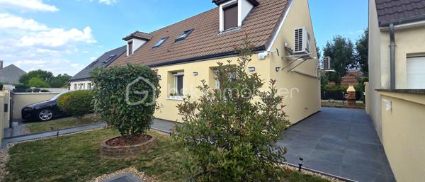 Située au fond d’une impasse résidentielle particulièrement paisible, découvrez cette maison indépendante familiale de 159 m² au sol. Elle offre une configuration idéale et un confort de vie total, à seulement quelques minutes à pied du centre commercial Carrefour, des commerces, des écoles et des accès rapides aux axes N4, A4 et Francilienne. Le rez-de-chaussée s’ouvre sur une entrée menant à un vaste salon-séjour traversant et très lumineux, avec un accès direct vers la terrasse et le jardin sans vis-à-vis. La cuisine indépendante communique avec une agréable véranda, offrant un potentiel d’agrandissement. Ce niveau dispose également d’une chambre, d’une salle d’eau moderne avec double vasque, d’un WC indépendant et d’un accès intérieur au garage. 
L'étage distribue quatre chambres confortables, incluant une vaste suite ainsi qu’un espace modulable en enfilade, parfait pour créer un bureau, une salle de jeux ou un dressing sur mesure. Une salle de bain avec double vasque ainsi qu’un WC séparé complètent ce niveau.
Cette maison ne se contente pas d'offrir de beaux volumes ; elle bénéficie de prestations de premier choix garantissant un confort thermique optimal, vous profiterez ainsi d'équipements récents et qualitatifs : pompe à chaleur réversible Daikin, ballon thermodynamique, volets roulants solaires, ainsi qu'une isolation thermique extérieure et des combles parfaitement réalisée. À l'extérieur, le cadre est tout aussi soigné avec des aménagements refaits à neuf. Le jardin, véritable atout sans aucun vis-à-vis et idéalement orienté, vous invite à savourer pleinement les beaux jours dans un environnement calme et privilégié
