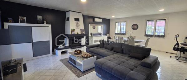 Située au fond d’une impasse résidentielle particulièrement paisible, découvrez cette maison indépendante familiale de 159 m² au sol. Elle offre une configuration idéale et un confort de vie total, à seulement quelques minutes à pied du centre commercial Carrefour, des commerces, des écoles et des accès rapides aux axes N4, A4 et Francilienne. Le rez-de-chaussée s’ouvre sur une entrée menant à un vaste salon-séjour traversant et très lumineux, avec un accès direct vers la terrasse et le jardin sans vis-à-vis. La cuisine indépendante communique avec une agréable véranda, offrant un potentiel d’agrandissement. Ce niveau dispose également d’une chambre, d’une salle d’eau moderne avec double vasque, d’un WC indépendant et d’un accès intérieur au garage. 
L'étage distribue quatre chambres confortables, incluant une vaste suite ainsi qu’un espace modulable en enfilade, parfait pour créer un bureau, une salle de jeux ou un dressing sur mesure. Une salle de bain avec double vasque ainsi qu’un WC séparé complètent ce niveau.
Cette maison ne se contente pas d'offrir de beaux volumes ; elle bénéficie de prestations de premier choix garantissant un confort thermique optimal, vous profiterez ainsi d'équipements récents et qualitatifs : pompe à chaleur réversible Daikin, ballon thermodynamique, volets roulants solaires, ainsi qu'une isolation thermique extérieure et des combles parfaitement réalisée. À l'extérieur, le cadre est tout aussi soigné avec des aménagements refaits à neuf. Le jardin, véritable atout sans aucun vis-à-vis et idéalement orienté, vous invite à savourer pleinement les beaux jours dans un environnement calme et privilégié