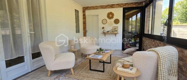 Située au fond d’une impasse résidentielle particulièrement paisible, découvrez cette maison indépendante familiale de 159 m² au sol. Elle offre une configuration idéale et un confort de vie total, à seulement quelques minutes à pied du centre commercial Carrefour, des commerces, des écoles et des accès rapides aux axes N4, A4 et Francilienne. Le rez-de-chaussée s’ouvre sur une entrée menant à un vaste salon-séjour traversant et très lumineux, avec un accès direct vers la terrasse et le jardin sans vis-à-vis. La cuisine indépendante communique avec une agréable véranda, offrant un potentiel d’agrandissement. Ce niveau dispose également d’une chambre, d’une salle d’eau moderne avec double vasque, d’un WC indépendant et d’un accès intérieur au garage. 
L'étage distribue quatre chambres confortables, incluant une vaste suite ainsi qu’un espace modulable en enfilade, parfait pour créer un bureau, une salle de jeux ou un dressing sur mesure. Une salle de bain avec double vasque ainsi qu’un WC séparé complètent ce niveau.
Cette maison ne se contente pas d'offrir de beaux volumes ; elle bénéficie de prestations de premier choix garantissant un confort thermique optimal, vous profiterez ainsi d'équipements récents et qualitatifs : pompe à chaleur réversible Daikin, ballon thermodynamique, volets roulants solaires, ainsi qu'une isolation thermique extérieure et des combles parfaitement réalisée. À l'extérieur, le cadre est tout aussi soigné avec des aménagements refaits à neuf. Le jardin, véritable atout sans aucun vis-à-vis et idéalement orienté, vous invite à savourer pleinement les beaux jours dans un environnement calme et privilégié
