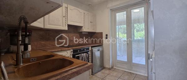Située au fond d’une impasse résidentielle particulièrement paisible, découvrez cette maison indépendante familiale de 159 m² au sol. Elle offre une configuration idéale et un confort de vie total, à seulement quelques minutes à pied du centre commercial Carrefour, des commerces, des écoles et des accès rapides aux axes N4, A4 et Francilienne. Le rez-de-chaussée s’ouvre sur une entrée menant à un vaste salon-séjour traversant et très lumineux, avec un accès direct vers la terrasse et le jardin sans vis-à-vis. La cuisine indépendante communique avec une agréable véranda, offrant un potentiel d’agrandissement. Ce niveau dispose également d’une chambre, d’une salle d’eau moderne avec double vasque, d’un WC indépendant et d’un accès intérieur au garage. 
L'étage distribue quatre chambres confortables, incluant une vaste suite ainsi qu’un espace modulable en enfilade, parfait pour créer un bureau, une salle de jeux ou un dressing sur mesure. Une salle de bain avec double vasque ainsi qu’un WC séparé complètent ce niveau.
Cette maison ne se contente pas d'offrir de beaux volumes ; elle bénéficie de prestations de premier choix garantissant un confort thermique optimal, vous profiterez ainsi d'équipements récents et qualitatifs : pompe à chaleur réversible Daikin, ballon thermodynamique, volets roulants solaires, ainsi qu'une isolation thermique extérieure et des combles parfaitement réalisée. À l'extérieur, le cadre est tout aussi soigné avec des aménagements refaits à neuf. Le jardin, véritable atout sans aucun vis-à-vis et idéalement orienté, vous invite à savourer pleinement les beaux jours dans un environnement calme et privilégié