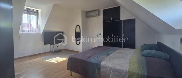 Située au fond d’une impasse résidentielle particulièrement paisible, découvrez cette maison indépendante familiale de 159 m² au sol. Elle offre une configuration idéale et un confort de vie total, à seulement quelques minutes à pied du centre commercial Carrefour, des commerces, des écoles et des accès rapides aux axes N4, A4 et Francilienne. Le rez-de-chaussée s’ouvre sur une entrée menant à un vaste salon-séjour traversant et très lumineux, avec un accès direct vers la terrasse et le jardin sans vis-à-vis. La cuisine indépendante communique avec une agréable véranda, offrant un potentiel d’agrandissement. Ce niveau dispose également d’une chambre, d’une salle d’eau moderne avec double vasque, d’un WC indépendant et d’un accès intérieur au garage. 
L'étage distribue quatre chambres confortables, incluant une vaste suite ainsi qu’un espace modulable en enfilade, parfait pour créer un bureau, une salle de jeux ou un dressing sur mesure. Une salle de bain avec double vasque ainsi qu’un WC séparé complètent ce niveau.
Cette maison ne se contente pas d'offrir de beaux volumes ; elle bénéficie de prestations de premier choix garantissant un confort thermique optimal, vous profiterez ainsi d'équipements récents et qualitatifs : pompe à chaleur réversible Daikin, ballon thermodynamique, volets roulants solaires, ainsi qu'une isolation thermique extérieure et des combles parfaitement réalisée. À l'extérieur, le cadre est tout aussi soigné avec des aménagements refaits à neuf. Le jardin, véritable atout sans aucun vis-à-vis et idéalement orienté, vous invite à savourer pleinement les beaux jours dans un environnement calme et privilégié