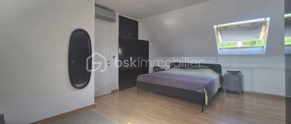 Située au fond d’une impasse résidentielle particulièrement paisible, découvrez cette maison indépendante familiale de 159 m² au sol. Elle offre une configuration idéale et un confort de vie total, à seulement quelques minutes à pied du centre commercial Carrefour, des commerces, des écoles et des accès rapides aux axes N4, A4 et Francilienne. Le rez-de-chaussée s’ouvre sur une entrée menant à un vaste salon-séjour traversant et très lumineux, avec un accès direct vers la terrasse et le jardin sans vis-à-vis. La cuisine indépendante communique avec une agréable véranda, offrant un potentiel d’agrandissement. Ce niveau dispose également d’une chambre, d’une salle d’eau moderne avec double vasque, d’un WC indépendant et d’un accès intérieur au garage. 
L'étage distribue quatre chambres confortables, incluant une vaste suite ainsi qu’un espace modulable en enfilade, parfait pour créer un bureau, une salle de jeux ou un dressing sur mesure. Une salle de bain avec double vasque ainsi qu’un WC séparé complètent ce niveau.
Cette maison ne se contente pas d'offrir de beaux volumes ; elle bénéficie de prestations de premier choix garantissant un confort thermique optimal, vous profiterez ainsi d'équipements récents et qualitatifs : pompe à chaleur réversible Daikin, ballon thermodynamique, volets roulants solaires, ainsi qu'une isolation thermique extérieure et des combles parfaitement réalisée. À l'extérieur, le cadre est tout aussi soigné avec des aménagements refaits à neuf. Le jardin, véritable atout sans aucun vis-à-vis et idéalement orienté, vous invite à savourer pleinement les beaux jours dans un environnement calme et privilégié