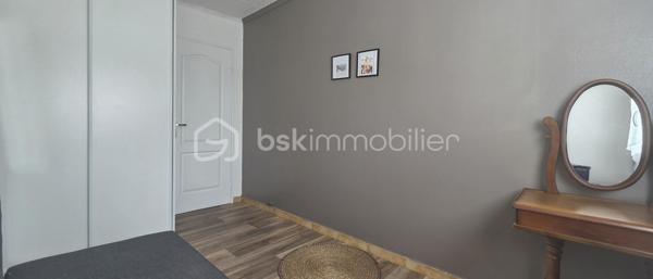 Située au fond d’une impasse résidentielle particulièrement paisible, découvrez cette maison indépendante familiale de 159 m² au sol. Elle offre une configuration idéale et un confort de vie total, à seulement quelques minutes à pied du centre commercial Carrefour, des commerces, des écoles et des accès rapides aux axes N4, A4 et Francilienne. Le rez-de-chaussée s’ouvre sur une entrée menant à un vaste salon-séjour traversant et très lumineux, avec un accès direct vers la terrasse et le jardin sans vis-à-vis. La cuisine indépendante communique avec une agréable véranda, offrant un potentiel d’agrandissement. Ce niveau dispose également d’une chambre, d’une salle d’eau moderne avec double vasque, d’un WC indépendant et d’un accès intérieur au garage. 
L'étage distribue quatre chambres confortables, incluant une vaste suite ainsi qu’un espace modulable en enfilade, parfait pour créer un bureau, une salle de jeux ou un dressing sur mesure. Une salle de bain avec double vasque ainsi qu’un WC séparé complètent ce niveau.
Cette maison ne se contente pas d'offrir de beaux volumes ; elle bénéficie de prestations de premier choix garantissant un confort thermique optimal, vous profiterez ainsi d'équipements récents et qualitatifs : pompe à chaleur réversible Daikin, ballon thermodynamique, volets roulants solaires, ainsi qu'une isolation thermique extérieure et des combles parfaitement réalisée. À l'extérieur, le cadre est tout aussi soigné avec des aménagements refaits à neuf. Le jardin, véritable atout sans aucun vis-à-vis et idéalement orienté, vous invite à savourer pleinement les beaux jours dans un environnement calme et privilégié