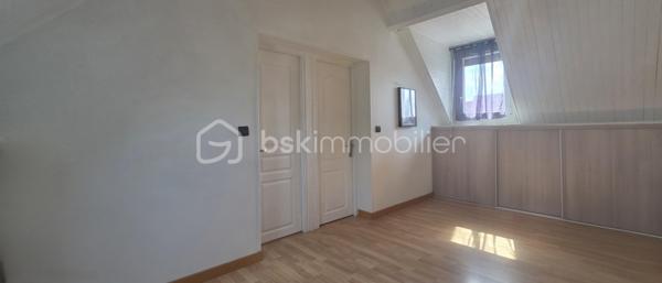 Située au fond d’une impasse résidentielle particulièrement paisible, découvrez cette maison indépendante familiale de 159 m² au sol. Elle offre une configuration idéale et un confort de vie total, à seulement quelques minutes à pied du centre commercial Carrefour, des commerces, des écoles et des accès rapides aux axes N4, A4 et Francilienne. Le rez-de-chaussée s’ouvre sur une entrée menant à un vaste salon-séjour traversant et très lumineux, avec un accès direct vers la terrasse et le jardin sans vis-à-vis. La cuisine indépendante communique avec une agréable véranda, offrant un potentiel d’agrandissement. Ce niveau dispose également d’une chambre, d’une salle d’eau moderne avec double vasque, d’un WC indépendant et d’un accès intérieur au garage. 
L'étage distribue quatre chambres confortables, incluant une vaste suite ainsi qu’un espace modulable en enfilade, parfait pour créer un bureau, une salle de jeux ou un dressing sur mesure. Une salle de bain avec double vasque ainsi qu’un WC séparé complètent ce niveau.
Cette maison ne se contente pas d'offrir de beaux volumes ; elle bénéficie de prestations de premier choix garantissant un confort thermique optimal, vous profiterez ainsi d'équipements récents et qualitatifs : pompe à chaleur réversible Daikin, ballon thermodynamique, volets roulants solaires, ainsi qu'une isolation thermique extérieure et des combles parfaitement réalisée. À l'extérieur, le cadre est tout aussi soigné avec des aménagements refaits à neuf. Le jardin, véritable atout sans aucun vis-à-vis et idéalement orienté, vous invite à savourer pleinement les beaux jours dans un environnement calme et privilégié