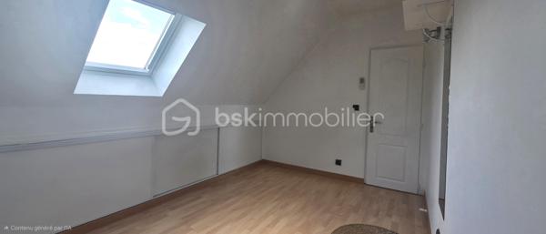 Située au fond d’une impasse résidentielle particulièrement paisible, découvrez cette maison indépendante familiale de 159 m² au sol. Elle offre une configuration idéale et un confort de vie total, à seulement quelques minutes à pied du centre commercial Carrefour, des commerces, des écoles et des accès rapides aux axes N4, A4 et Francilienne. Le rez-de-chaussée s’ouvre sur une entrée menant à un vaste salon-séjour traversant et très lumineux, avec un accès direct vers la terrasse et le jardin sans vis-à-vis. La cuisine indépendante communique avec une agréable véranda, offrant un potentiel d’agrandissement. Ce niveau dispose également d’une chambre, d’une salle d’eau moderne avec double vasque, d’un WC indépendant et d’un accès intérieur au garage. 
L'étage distribue quatre chambres confortables, incluant une vaste suite ainsi qu’un espace modulable en enfilade, parfait pour créer un bureau, une salle de jeux ou un dressing sur mesure. Une salle de bain avec double vasque ainsi qu’un WC séparé complètent ce niveau.
Cette maison ne se contente pas d'offrir de beaux volumes ; elle bénéficie de prestations de premier choix garantissant un confort thermique optimal, vous profiterez ainsi d'équipements récents et qualitatifs : pompe à chaleur réversible Daikin, ballon thermodynamique, volets roulants solaires, ainsi qu'une isolation thermique extérieure et des combles parfaitement réalisée. À l'extérieur, le cadre est tout aussi soigné avec des aménagements refaits à neuf. Le jardin, véritable atout sans aucun vis-à-vis et idéalement orienté, vous invite à savourer pleinement les beaux jours dans un environnement calme et privilégié