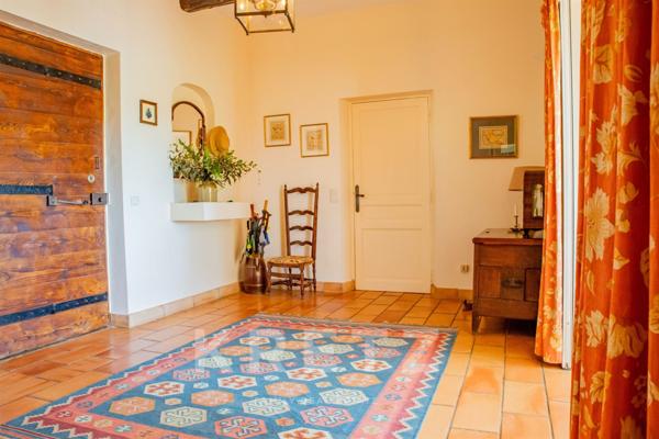 Propriété rare en Provence – vues iconiques, calme absolu, village à pied