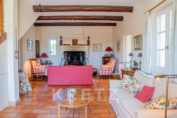 Propriété rare en Provence – vues iconiques, calme absolu, village à pied