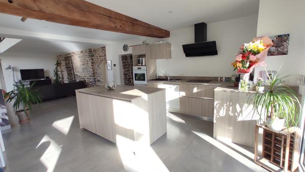 Bâtisse rénovée 240 m2