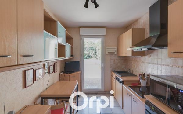 Appartement à vendre    3 pièces • 74,80 m2 Marseille 8