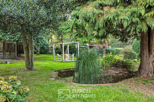 Demeure de maître du XIX ème siècle et ses dépendances dans son parc arboré au coeur d’une cité médiéval