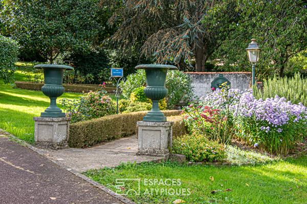 Demeure de maître du XIX ème siècle et ses dépendances dans son parc arboré au coeur d’une cité médiéval