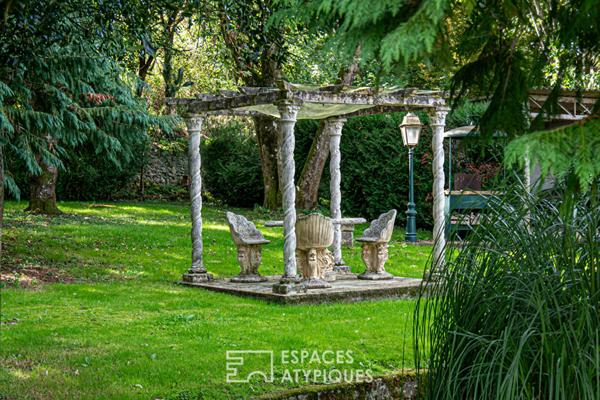 Demeure de maître du XIX ème siècle et ses dépendances dans son parc arboré au coeur d’une cité médiéval
