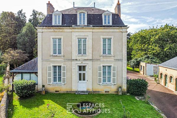 Demeure de maître du XIX ème siècle et ses dépendances dans son parc arboré au coeur d’une cité médiéval