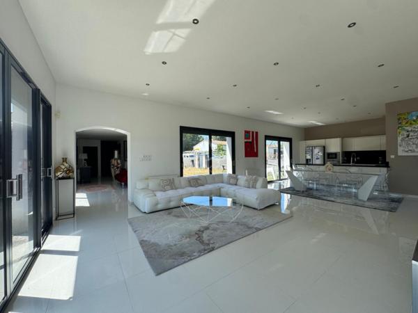 Maison familiale plain-pied: 3 chambres, terrain de 1 300 m², centre de Saint-Yzan-de-Soudiac