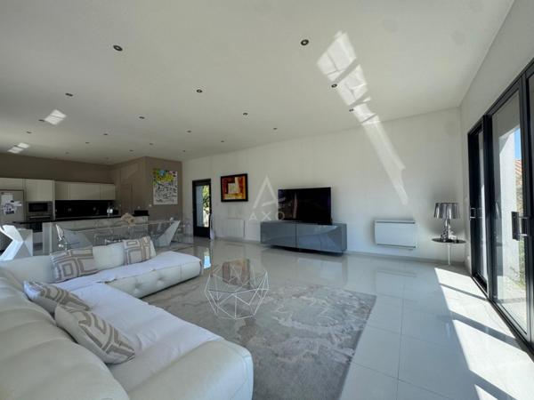 Maison familiale plain-pied: 3 chambres, terrain de 1 300 m², centre de Saint-Yzan-de-Soudiac