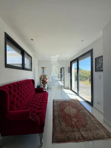 Maison familiale plain-pied: 3 chambres, terrain de 1 300 m², centre de Saint-Yzan-de-Soudiac