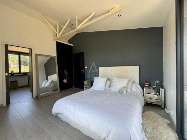 Maison familiale plain-pied: 3 chambres, terrain de 1 300 m², centre de Saint-Yzan-de-Soudiac