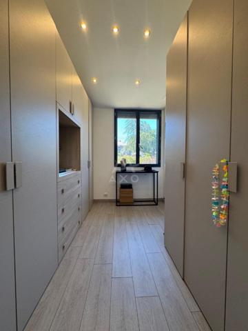 Maison familiale plain-pied: 3 chambres, terrain de 1 300 m², centre de Saint-Yzan-de-Soudiac