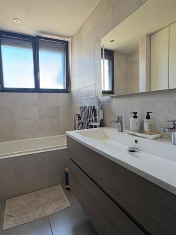 Maison familiale plain-pied: 3 chambres, terrain de 1 300 m², centre de Saint-Yzan-de-Soudiac