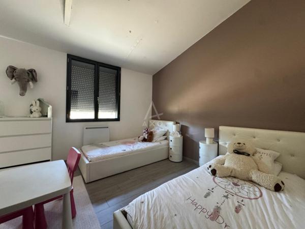 Maison familiale plain-pied: 3 chambres, terrain de 1 300 m², centre de Saint-Yzan-de-Soudiac