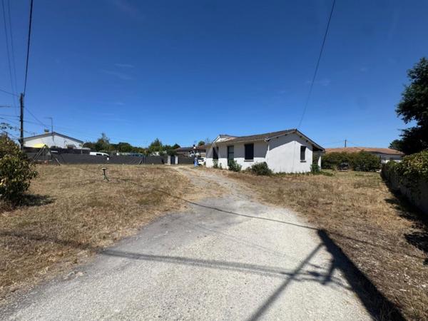 Maison familiale plain-pied: 3 chambres, terrain de 1 300 m², centre de Saint-Yzan-de-Soudiac