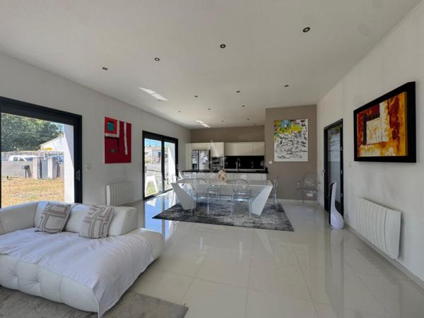 Maison familiale plain-pied: 3 chambres, terrain de 1 300 m², centre de Saint-Yzan-de-Soudiac