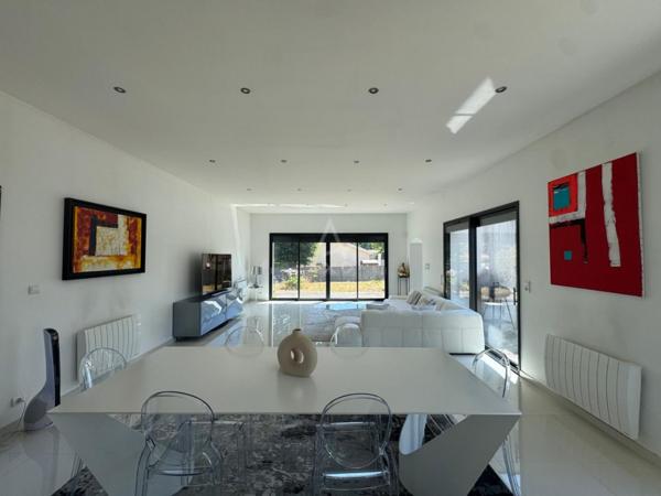 Maison familiale plain-pied: 3 chambres, terrain de 1 300 m², centre de Saint-Yzan-de-Soudiac