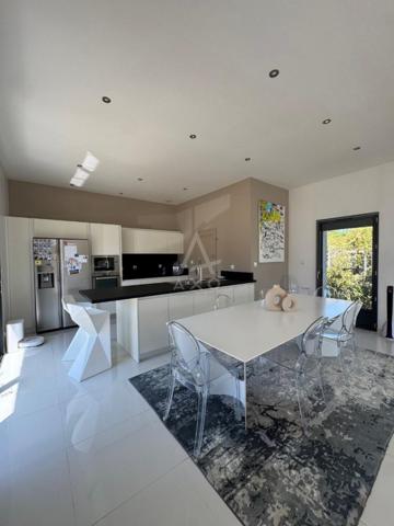 Maison familiale plain-pied: 3 chambres, terrain de 1 300 m², centre de Saint-Yzan-de-Soudiac