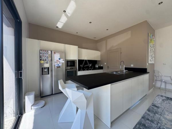 Maison familiale plain-pied: 3 chambres, terrain de 1 300 m², centre de Saint-Yzan-de-Soudiac