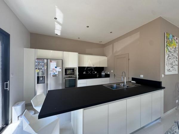 Maison familiale plain-pied: 3 chambres, terrain de 1 300 m², centre de Saint-Yzan-de-Soudiac