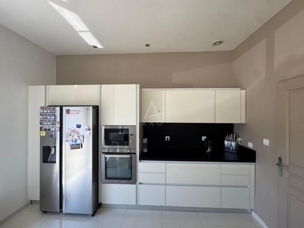 Maison familiale plain-pied: 3 chambres, terrain de 1 300 m², centre de Saint-Yzan-de-Soudiac