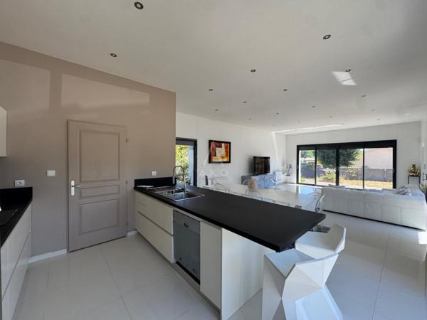 Maison familiale plain-pied: 3 chambres, terrain de 1 300 m², centre de Saint-Yzan-de-Soudiac