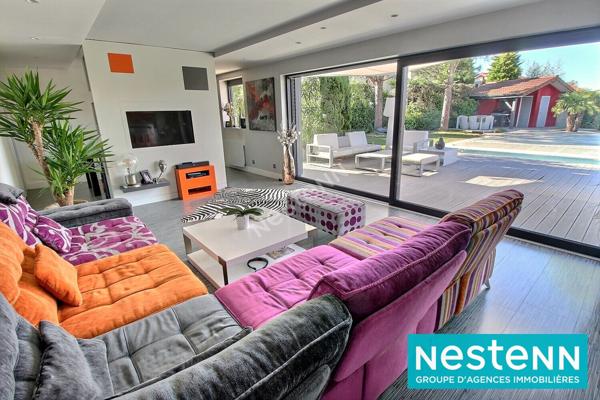 Maison Meyzieu T5 d'environ 143 m² sur un terrain de 753 m² avec piscine.