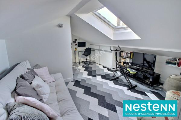 Maison Meyzieu T5 d'environ 143 m² sur un terrain de 753 m² avec piscine.