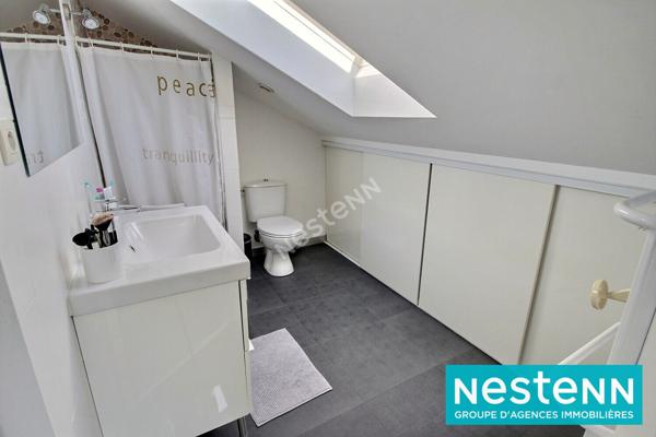 Maison Meyzieu T5 d'environ 143 m² sur un terrain de 753 m² avec piscine.