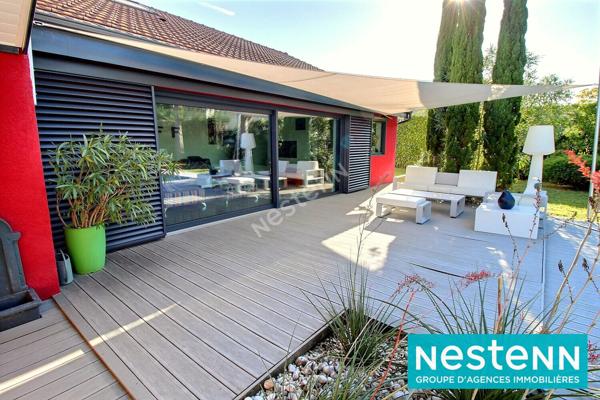 Maison Meyzieu T5 d'environ 143 m² sur un terrain de 753 m² avec piscine.