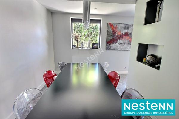 Maison Meyzieu T5 d'environ 143 m² sur un terrain de 753 m² avec piscine.