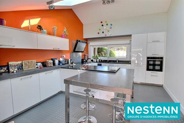 Maison Meyzieu T5 d'environ 143 m² sur un terrain de 753 m² avec piscine.