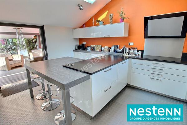 Maison Meyzieu T5 d'environ 143 m² sur un terrain de 753 m² avec piscine.