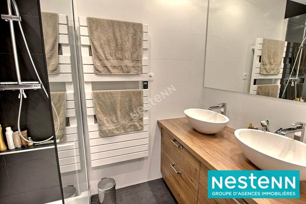 Maison Meyzieu T5 d'environ 143 m² sur un terrain de 753 m² avec piscine.