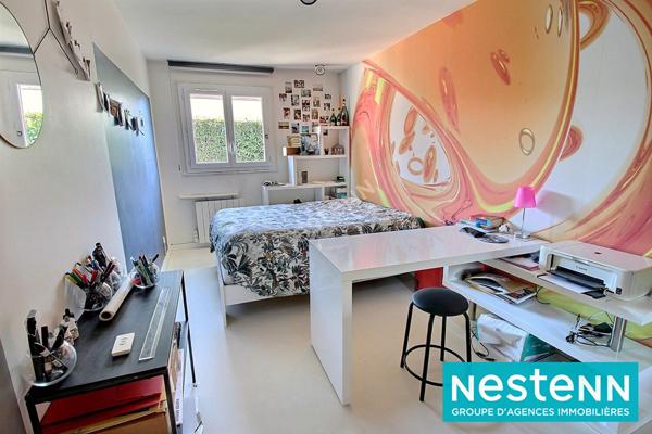 Maison Meyzieu T5 d'environ 143 m² sur un terrain de 753 m² avec piscine.