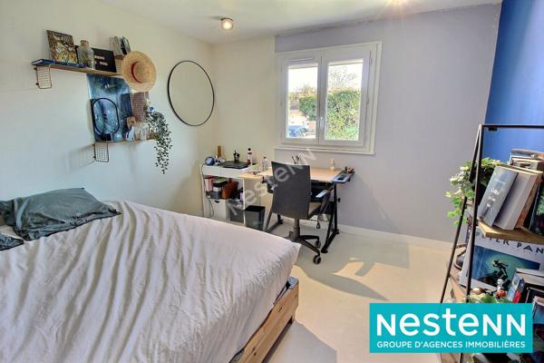 Maison Meyzieu T5 d'environ 143 m² sur un terrain de 753 m² avec piscine.