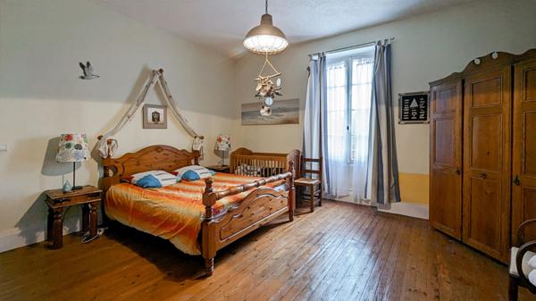 Grande Maison de maître, gîte et piscine.