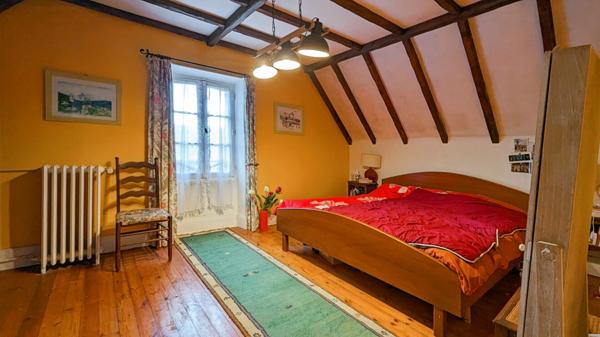 Grande Maison de maître, gîte et piscine.