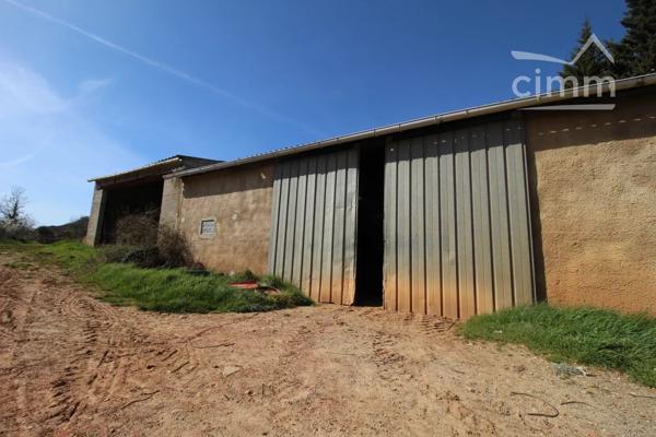 A vendre deux hangars sur une parcelle de 2915m².
